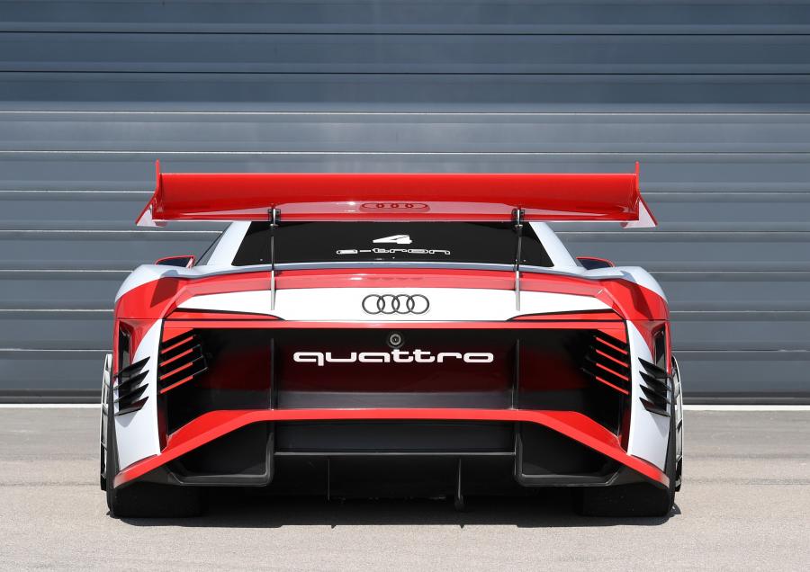  Audi e-tron Vision Gran Turismo 2018 года  (фото 13 из 22)